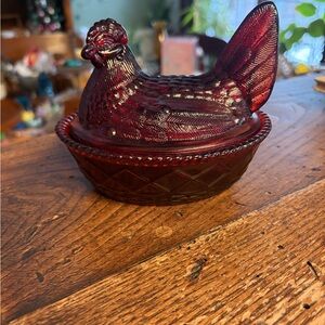 Rosso Westmoreland ruby red hen on nest (glows)